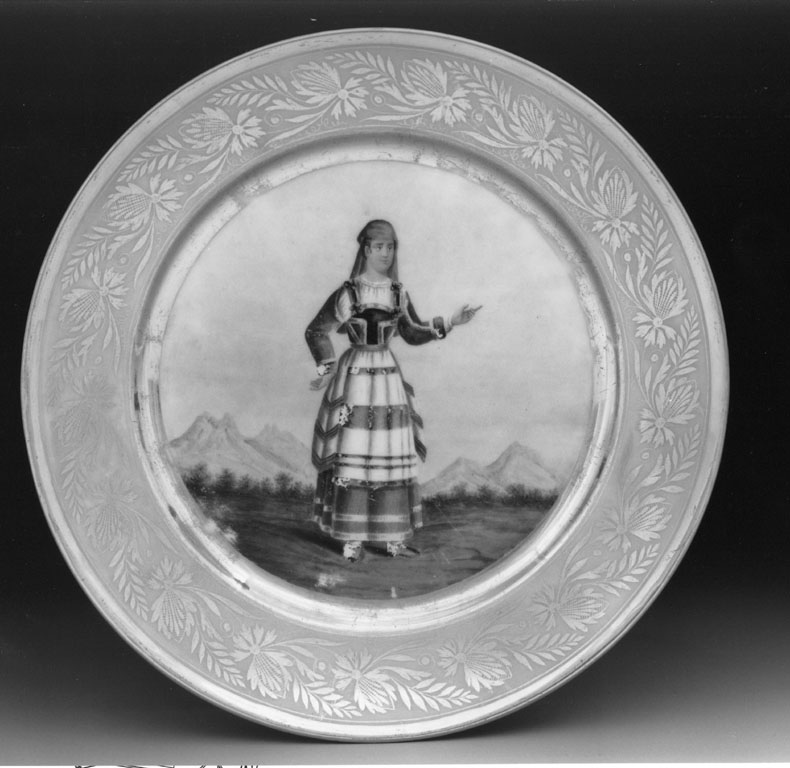 donna col costume di Paganica (piatto) - manifattura napoletana (secondo quarto sec. XIX)