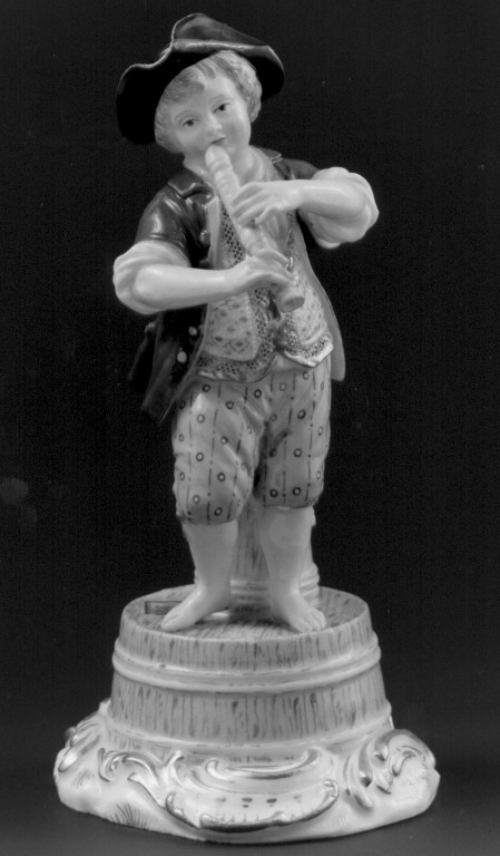 bambino che suona il flauto dolce su un tino (statuetta) - manifattura di Meissen (sec. XVIII)