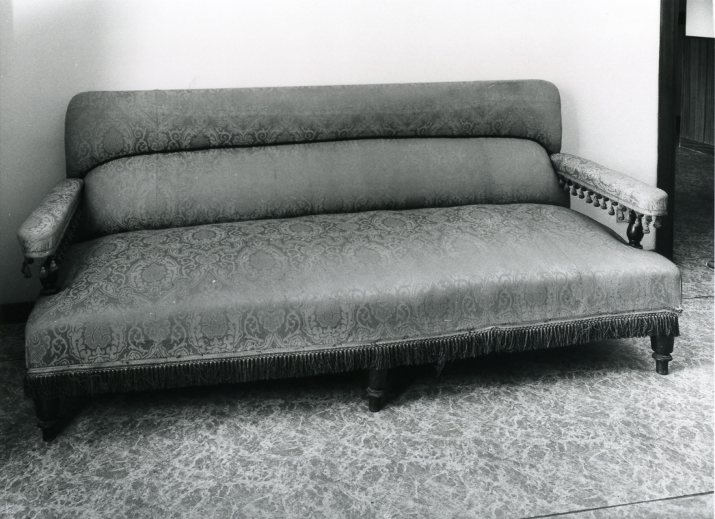 divano - manifattura romana (sec. XX)