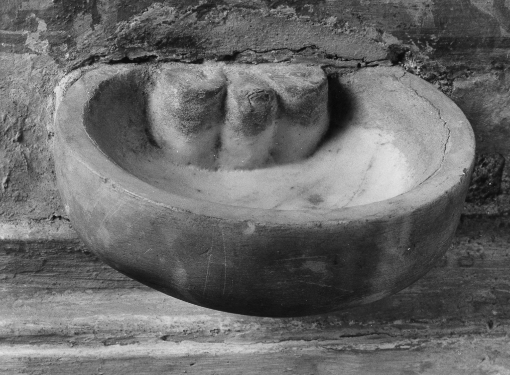 acquasantiera da parete di Longo Stefano (attribuito) (sec. XVII)