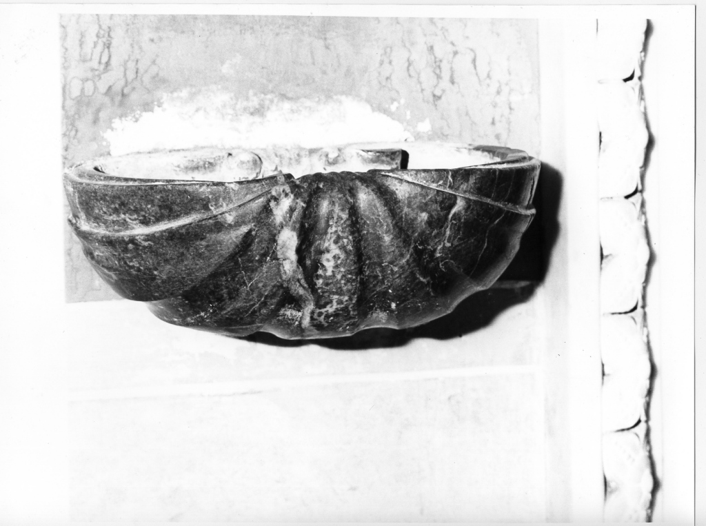 acquasantiera - a conchiglia - ambito romano (seconda metà sec. XIX)