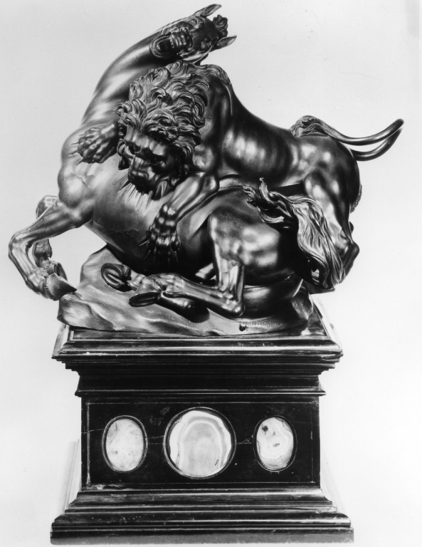 leone che sbrana un cavallo (scultura) di Susini Antonio (fine/inizio secc. XVI/ XVII)