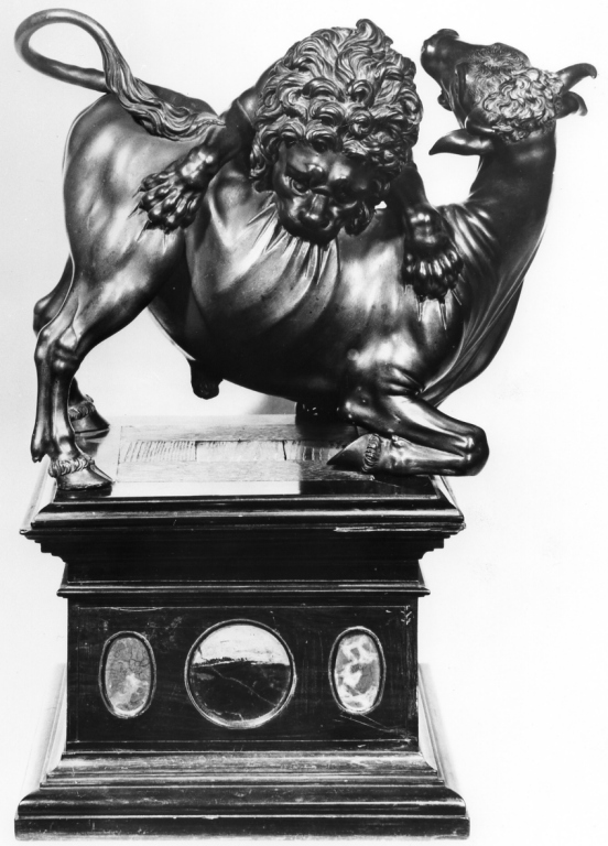 leone che sbrana un toro (scultura) di Susini Antonio (fine/inizio secc. XVI/ XVII)