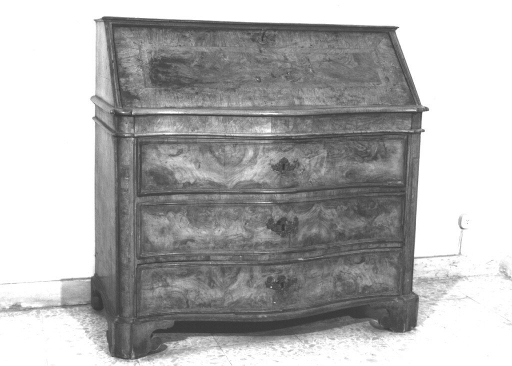 cassettone - a ribalta - ambito romano (prima metà sec. XVIII)