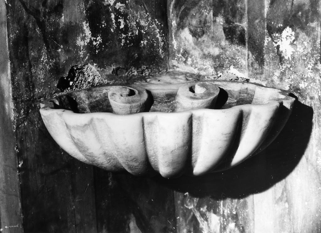 acquasantiera - a conchiglia - ambito romano (sec. XVIII)