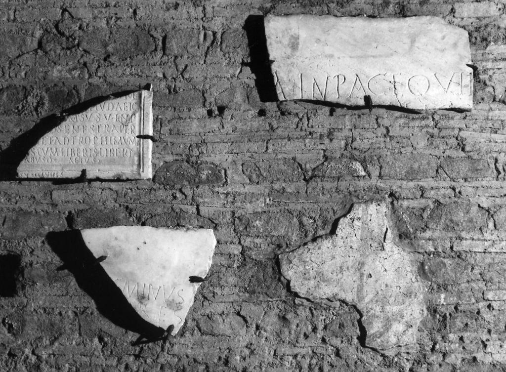 lapide tombale, frammento - ambito romano (sec. V)