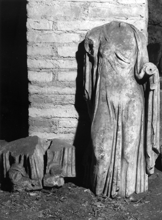 Figura femminile acefala (statua) - ambito romano (secc. II/ III)