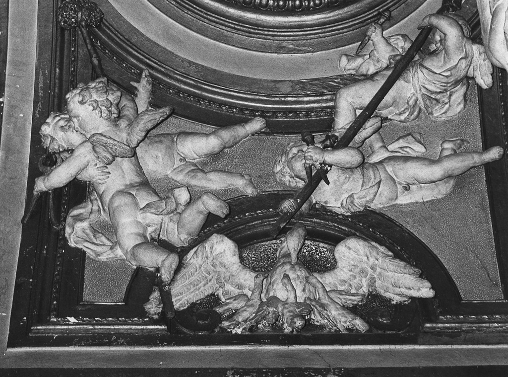 angeli con simboli della Passione (decorazione plastica) - ambito romano (prima metà sec. XVIII)