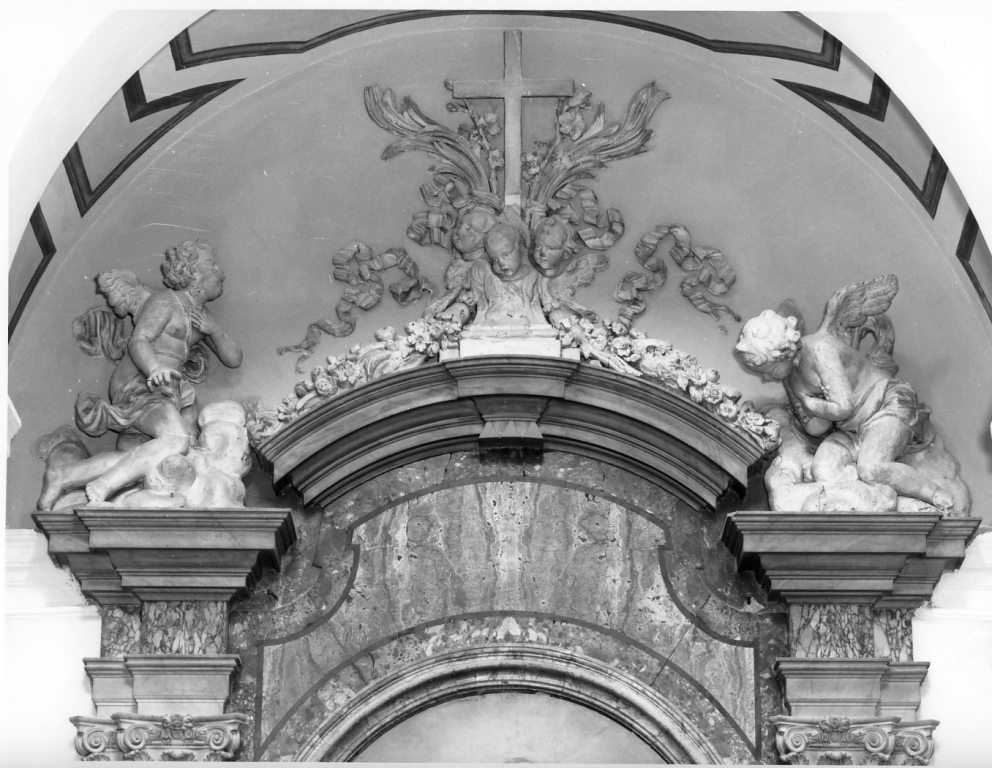 angeli adoranti la croce (gruppo scultoreo) - ambito romano (sec. XVIII)