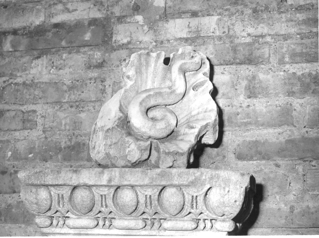 capitello, frammento - ambito romano (sec. XVI)