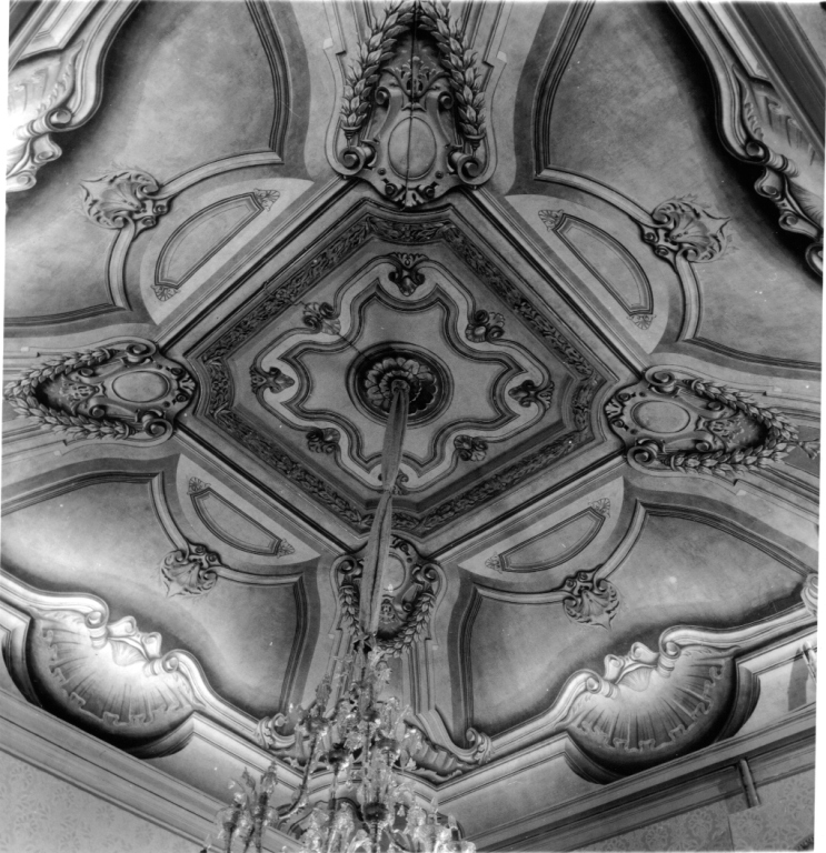 motivo decorativo a valve di conchiglia e cartigli (soffitto dipinto) di Brugnoli Annibale (cerchia) (sec. XIX)