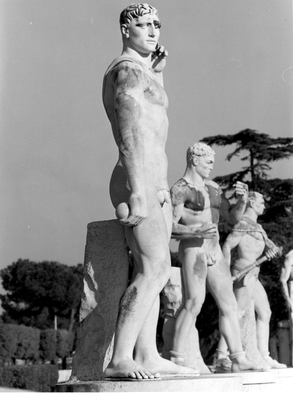 lanciatore della palla di ferro (scultura) di Bertolino Tommaso (sec. XX)