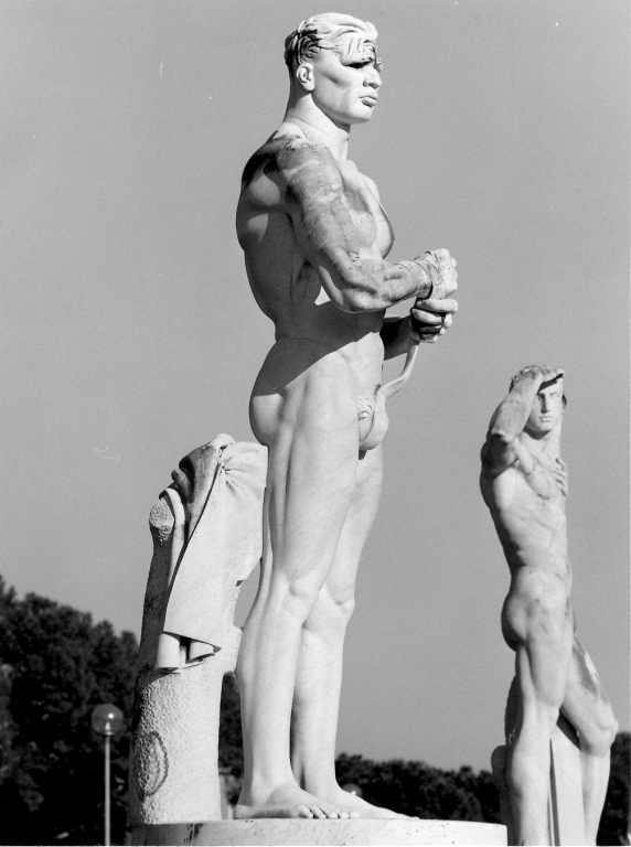 pugile che si fascia la mano (scultura) di Messina Francesco (sec. XX)