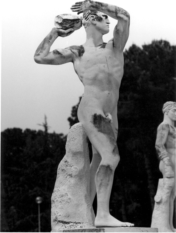 atleta che scaglia una pietra (scultura) di Bellini Aroldo (sec. XX)