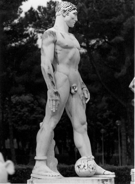 calciatore a riposo (scultura) di De Veroli Carlo (sec. XX)