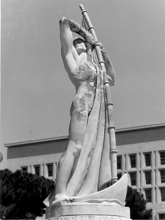 atleta sulla barca a vela (scultura) di Baroni Eugenio (sec. XX)