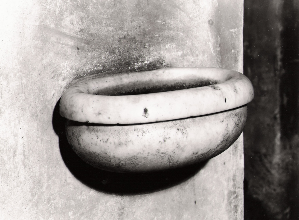 acquasantiera da parete - ambito Italia centrale (sec. XVIII)