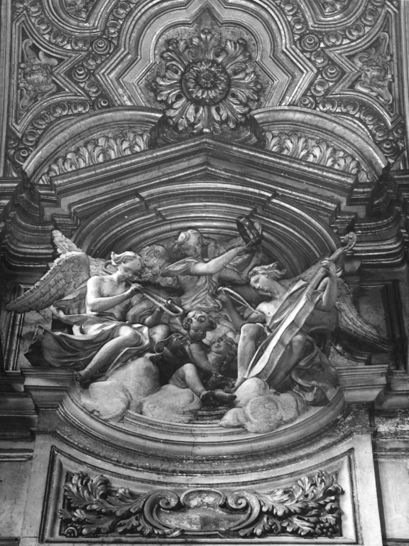 angeli musicanti con violoncello, tromba e tamburello (rilievo) di Fancelli Cosimo (sec. XVII)