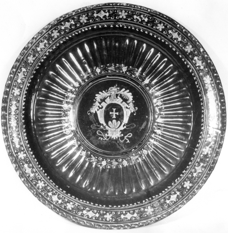 piatto da pompa - produzione faentina (prima metà sec. XVII)