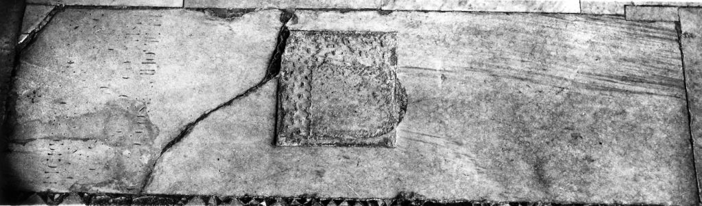 lapide tombale - bottega italiana (sec. XIII)