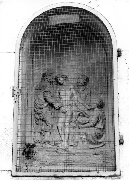 stazione X: Gesù spogliato e abbeverato di fiele (rilievo) di Franchi Giuseppe, Mancini Giuseppe (sec. XVIII)