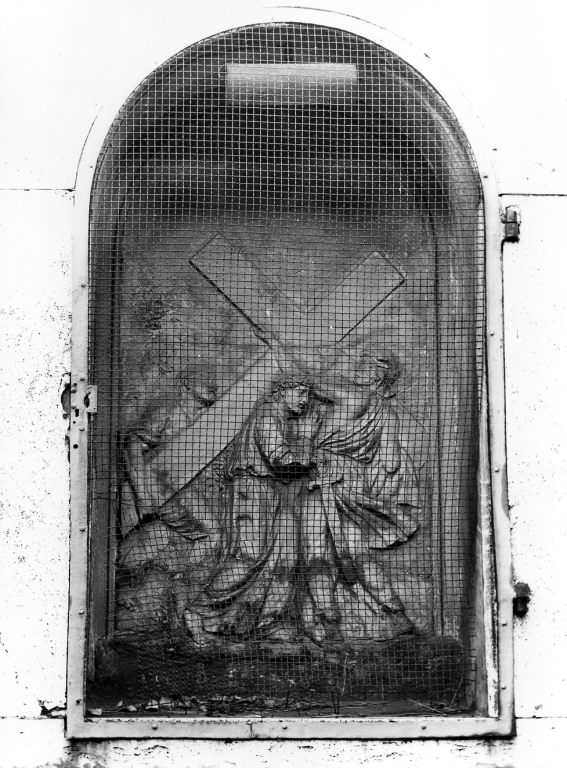 stazione V: Gesù aiutato dal Cireneo (rilievo) di Franchi Giuseppe, Mancini Giuseppe (sec. XVIII)