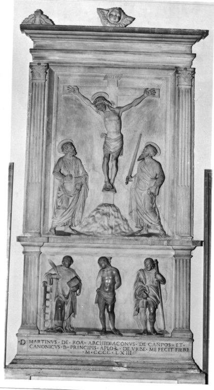 Cristo crocifisso tra San Pietro e San Paolo (rilievo) di Taccone Paolo detto Paolo Romano (attribuito) (sec. XV)