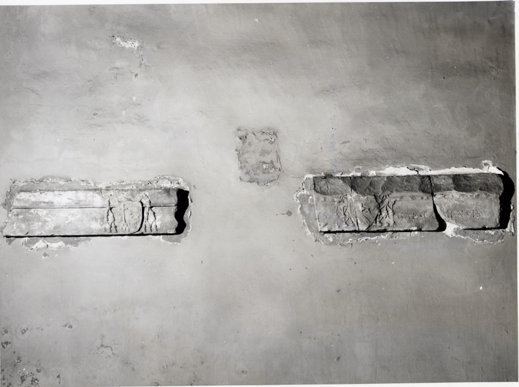 stemma cardinalizio (cornice architettonica, frammento) - bottega Italia centrale (inizio sec. XVI)