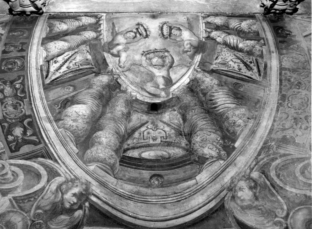 finta architettura con putti recanti corone di fiori (decorazione pittorica) di Croce Baldassarre (attribuito) (sec. XVI)