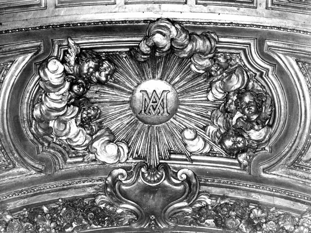 Monogramma mariano tra teste cherubiche (rilievo) di Richebach Alessandro - ambito italiano (sec. XVIII, sec. XVIII)