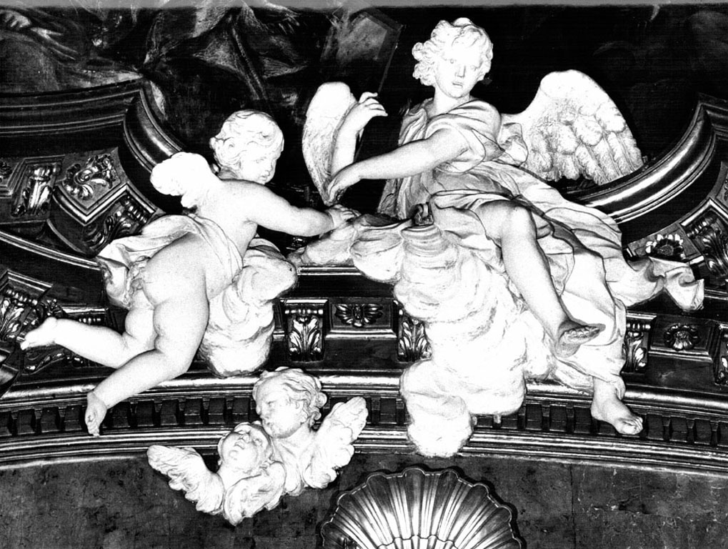 Angelo che regge la croce e angioletti (gruppo scultoreo) di Pacilli Pietro (sec. XVIII)