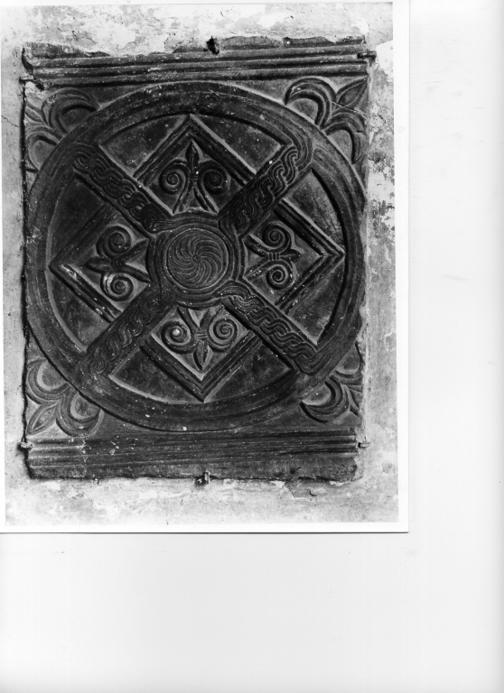 motivi decorativi geometrici e vegetali stilizzati (rilievo, frammento) - ambito romano (sec. VIII)