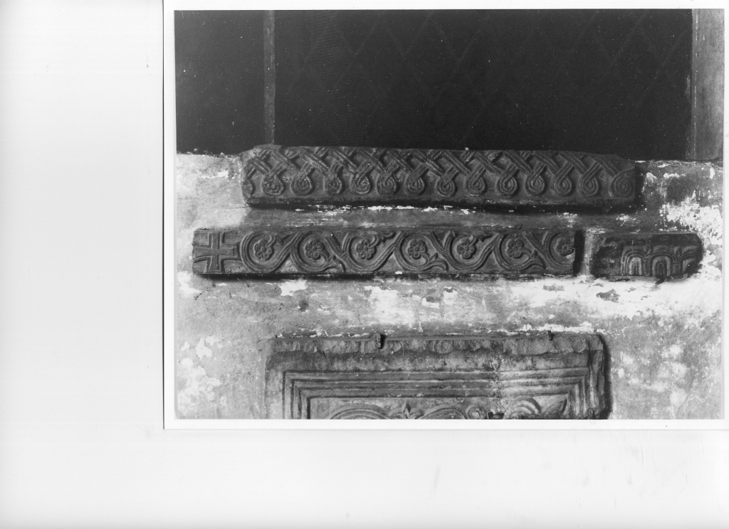 motivi decorativi geometrici e vegetali stilizzati (rilievo, frammento) - ambito romano (secc. VIII/ IX)