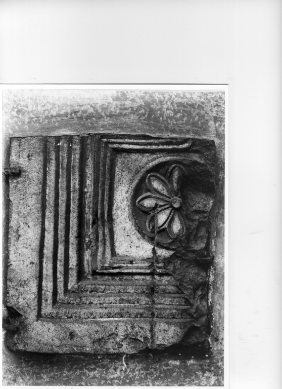 motivo decorativo a rosette (rilievo, frammento) - ambito romano (secc. VII/ IX)