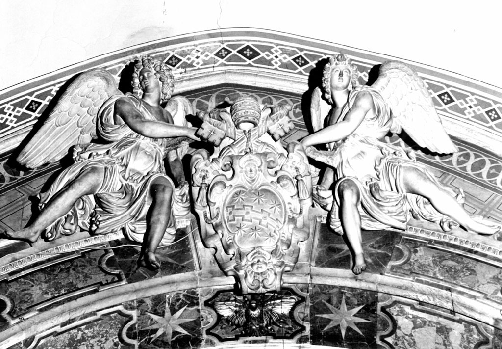 Angeli con stemma pontificio Aldobrandini (gruppo scultoreo) - ambito romano (sec. XVII)