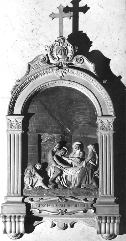 stazione XIV: Gesù deposto nel sepolcro (rilievo) - ambito romano (inizio sec. XX)