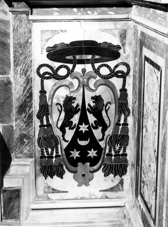 stemma cardinalizio (base di colonna) di Ripoli Pietro Antonio (sec. XVII)