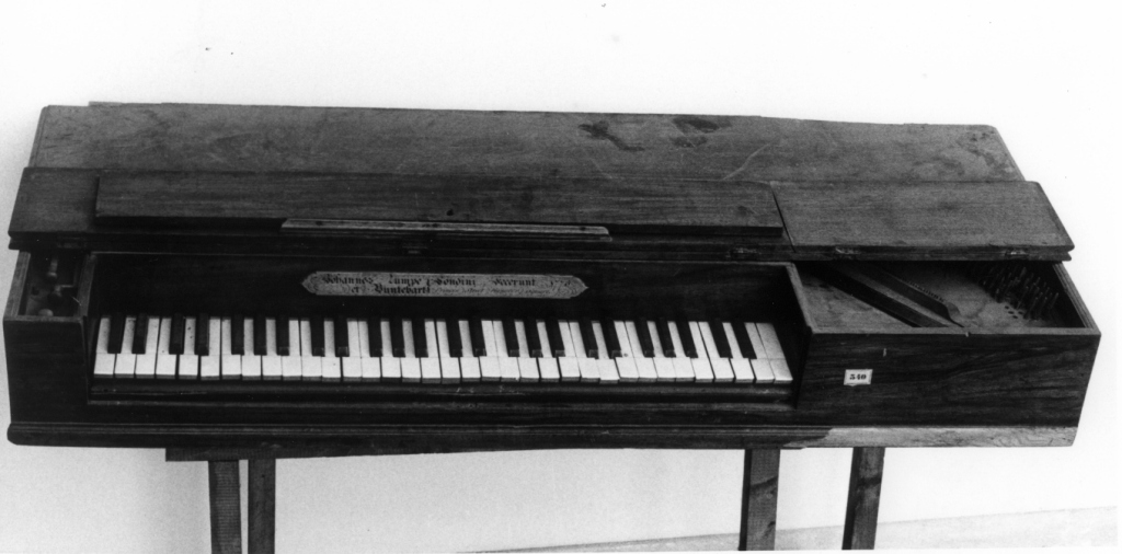 pianoforte - a tavolino di Zumpe Joannes, Buntebart (sec. XVIII)