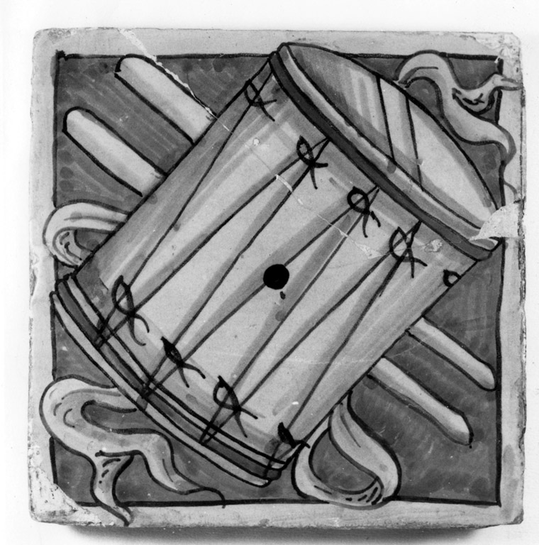 tamburo e bacchette (mattonella) - manifattura di Casteldurante (prima metà sec. XVI)