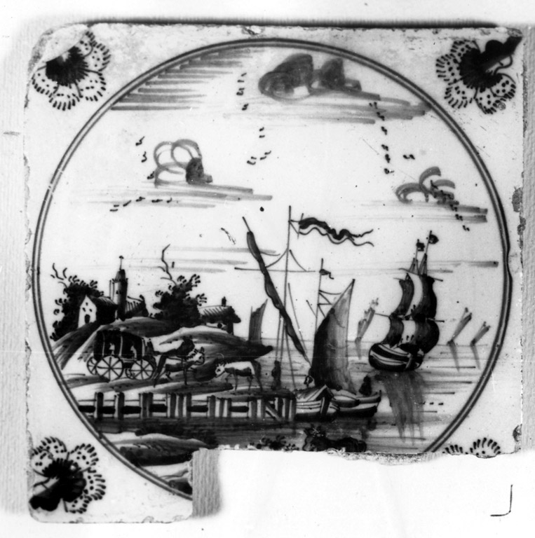 Paesaggio marino con veliero e barconi, sul fondo abitazioni (mattonella) - manifattura di Delft (prima metà sec. XVIII)