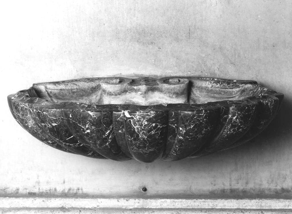 acquasantiera - a conchiglia, serie - ambito romano (metà sec. XVIII)