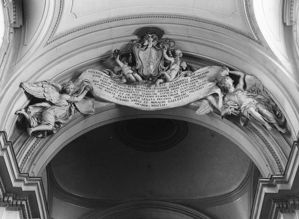 Stemma di Enrico Henriquez tra angeli e cartiglio con iscrizione sorretto da due angeli (gruppo scultoreo) - ambito romano (sec. XVIII)