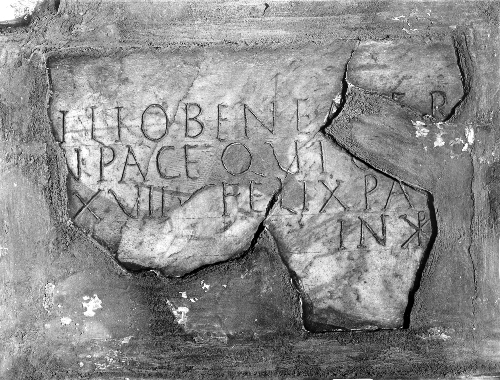 lapide tombale, frammento - ambito romano (secc. III/ IV)