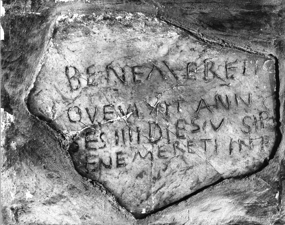 lapide tombale, frammento - ambito romano (secc. III/ IV)