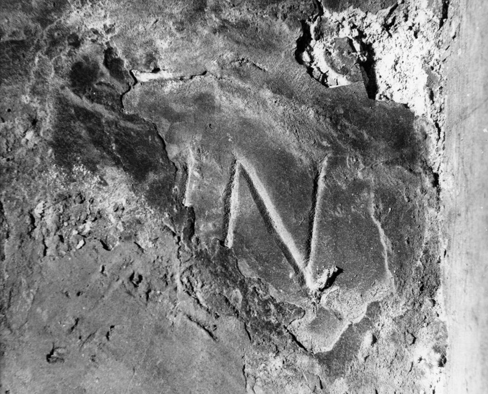 lapide tombale, frammento - ambito romano (secc. III/ IV)