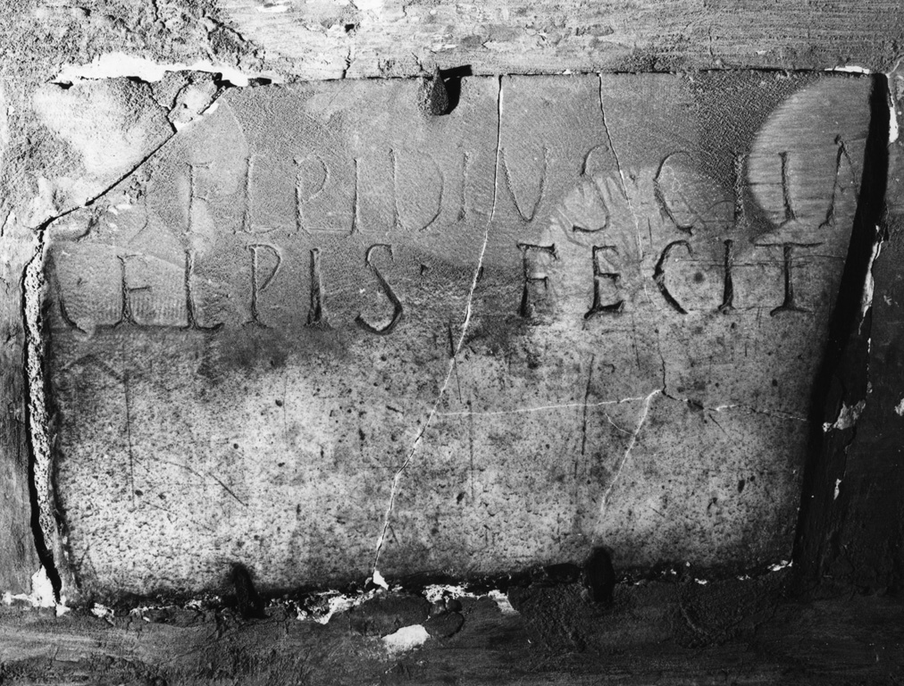 lapide tombale, frammento - ambito romano (secc. III/ IV)