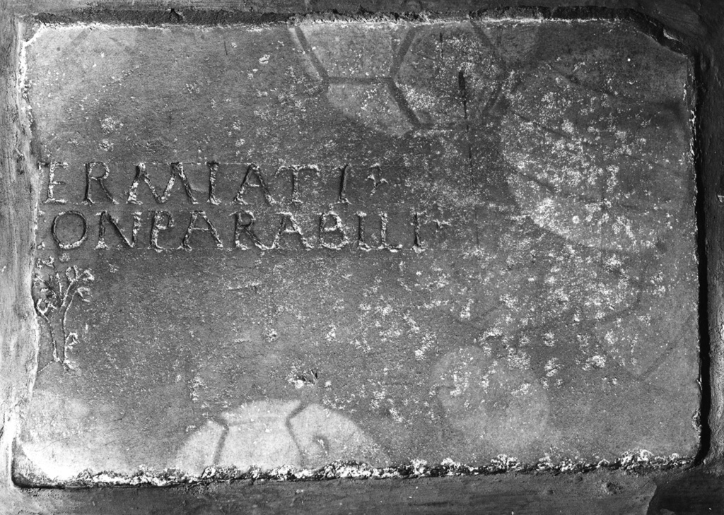 lapide tombale, frammento - ambito romano (secc. III/ IV)