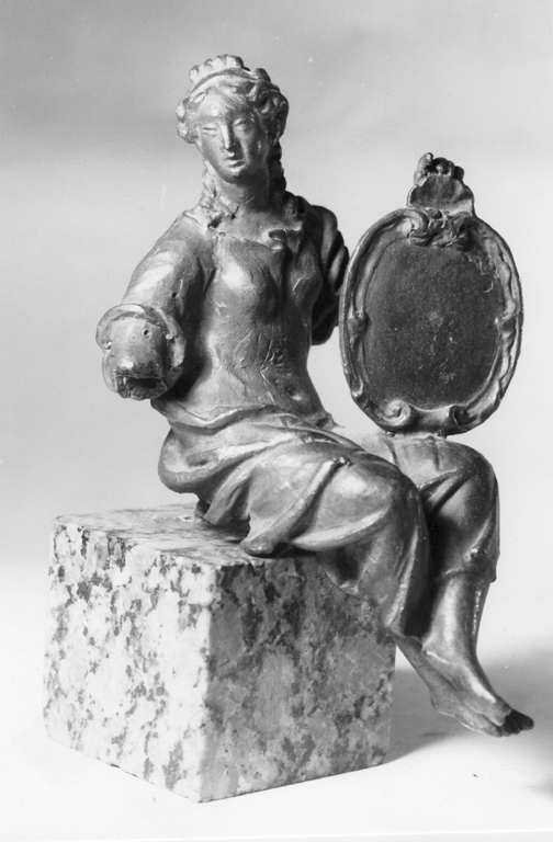 figura femminile seduta con stemma (statuetta) - manifattura italiana (sec. XVIII)