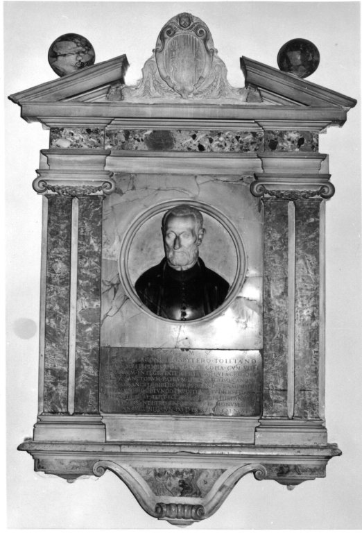 monumento funebre - a edicola centinata - ambito romano (sec. XVI)