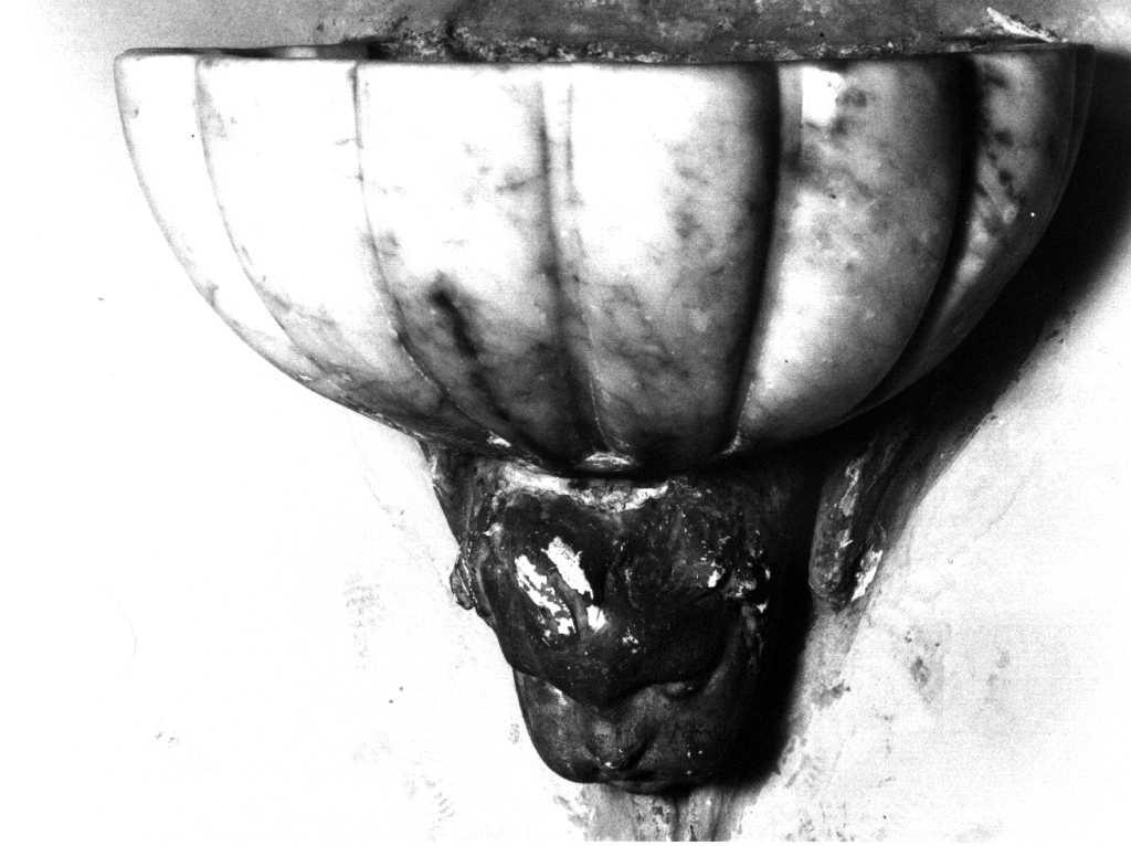 acquasantiera pensile, coppia - ambito romano (fine/inizio secc. XVII/ XVIII)